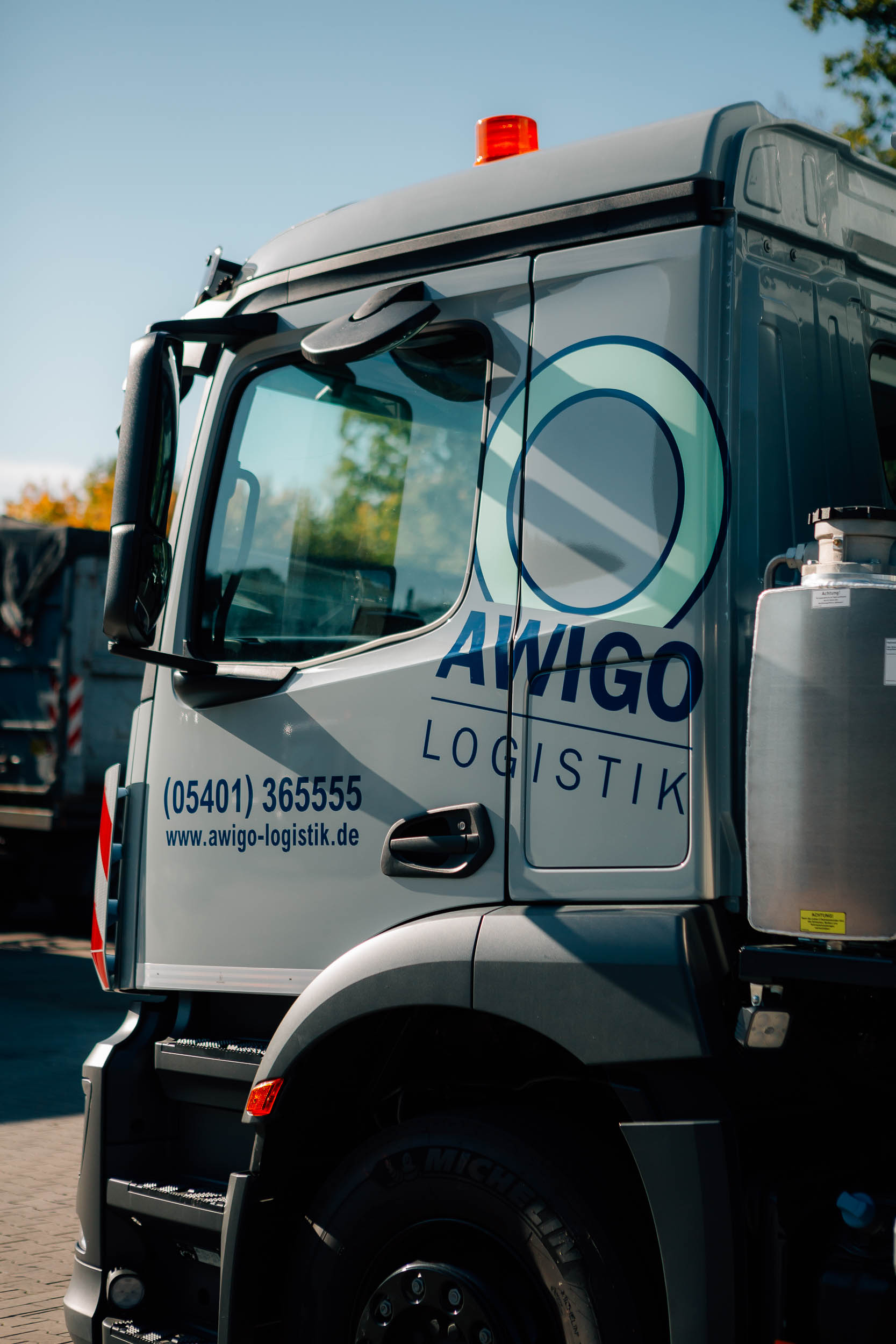 Beklebtes Fahrzeug von AWIGO Logistik