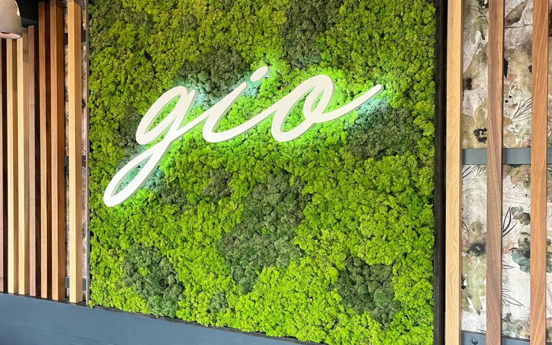 Leuchtreklame im Restaurant gio