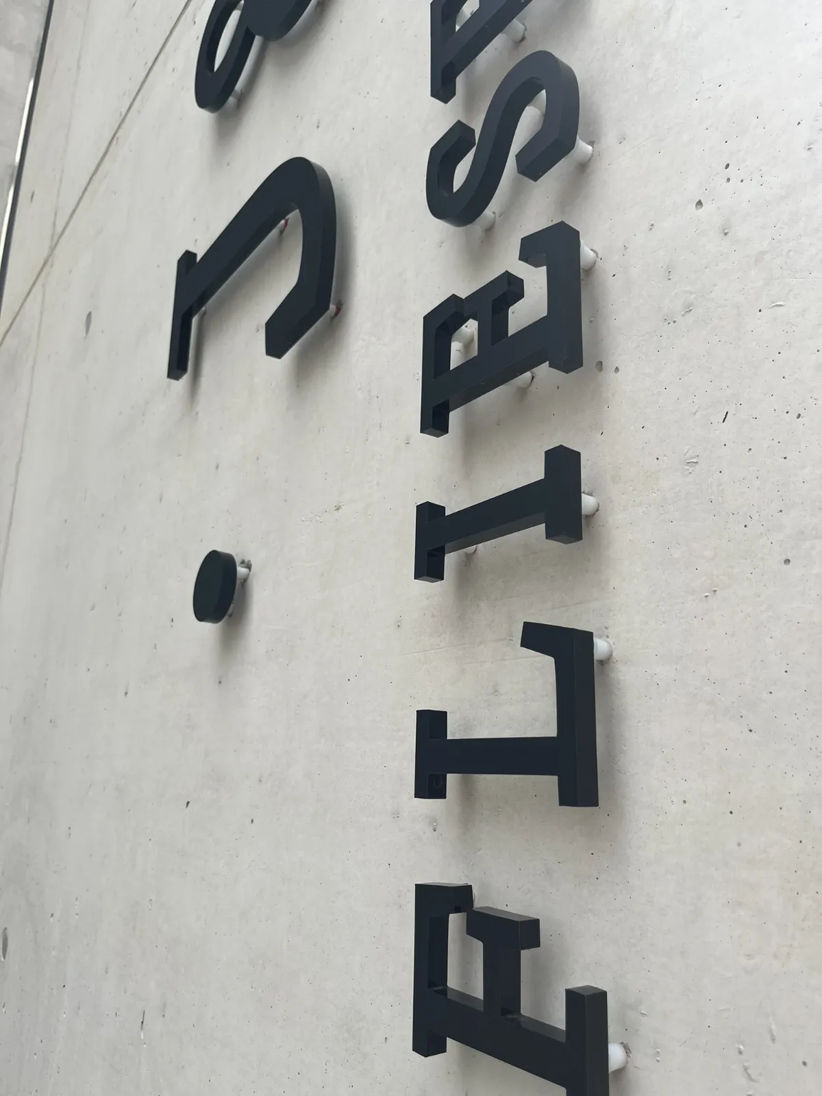 Lichtwerbung JH Fahling Lohne - einzelne Buchstaben des Schriftzugs in Nahaufnahme