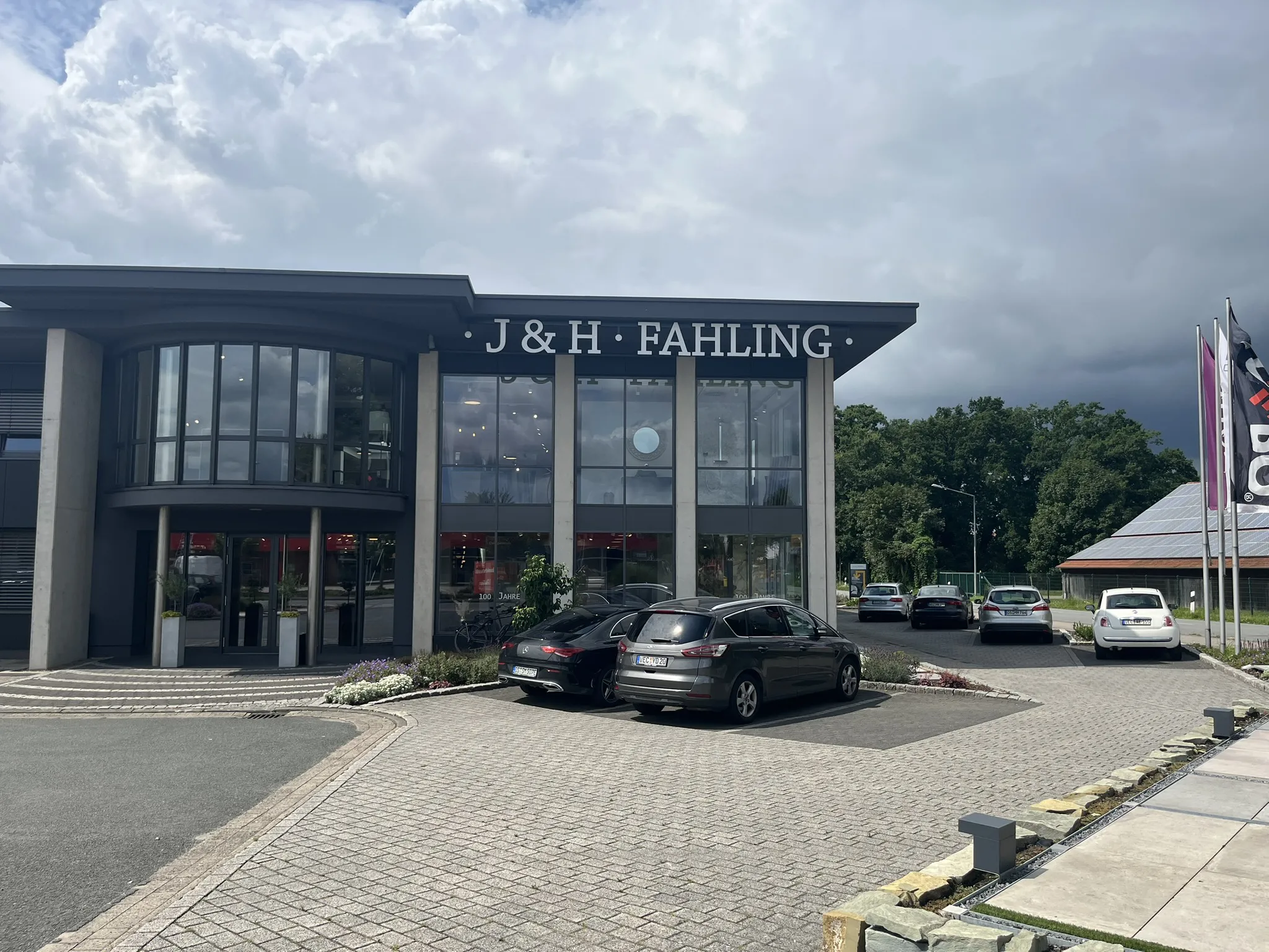 Lichtwerbung JH Fahling Lohne Gebäudeansicht