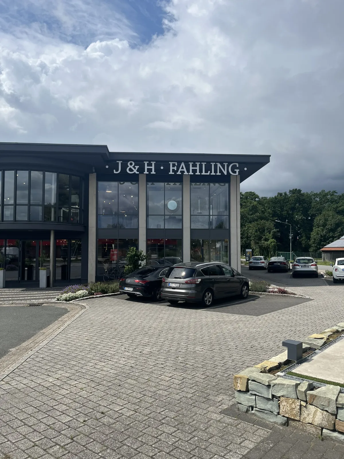 Lichtwerbung JH Fahling Lohne Gebäudeansicht