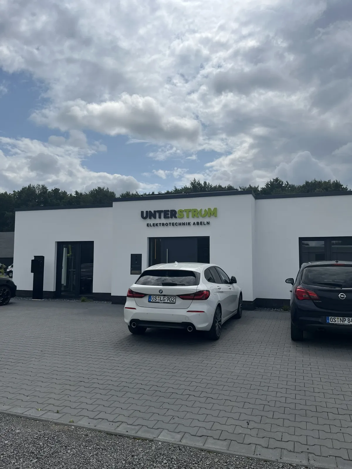 Lichtwerbung Unter Strom Quakenrueck - Firmeneingang bei Tag