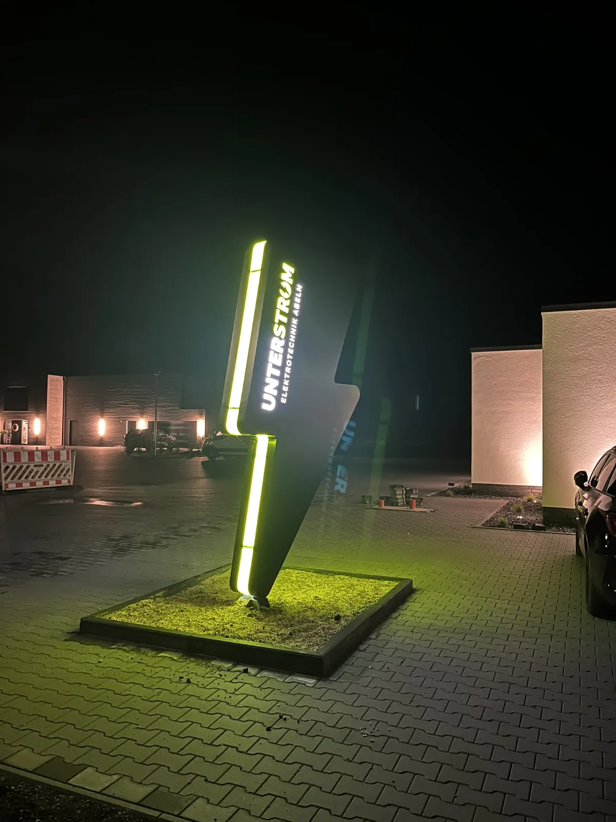 Lichtwerbung Unter Strom Quakenrueck bei Nacht