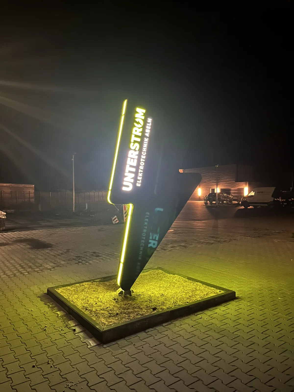 Lichtwerbung Unter Strom Quakenrueck - Werbeschild am Hof