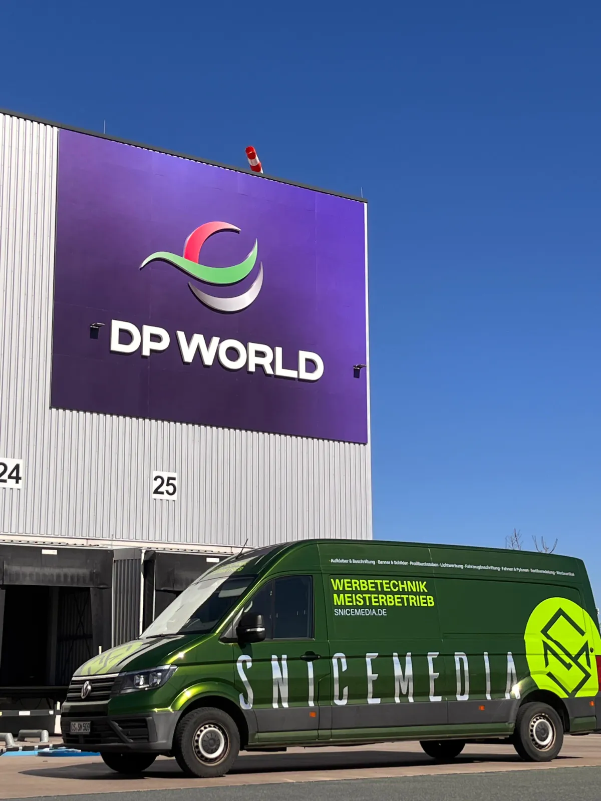 Werbeschilder DP World Rieste