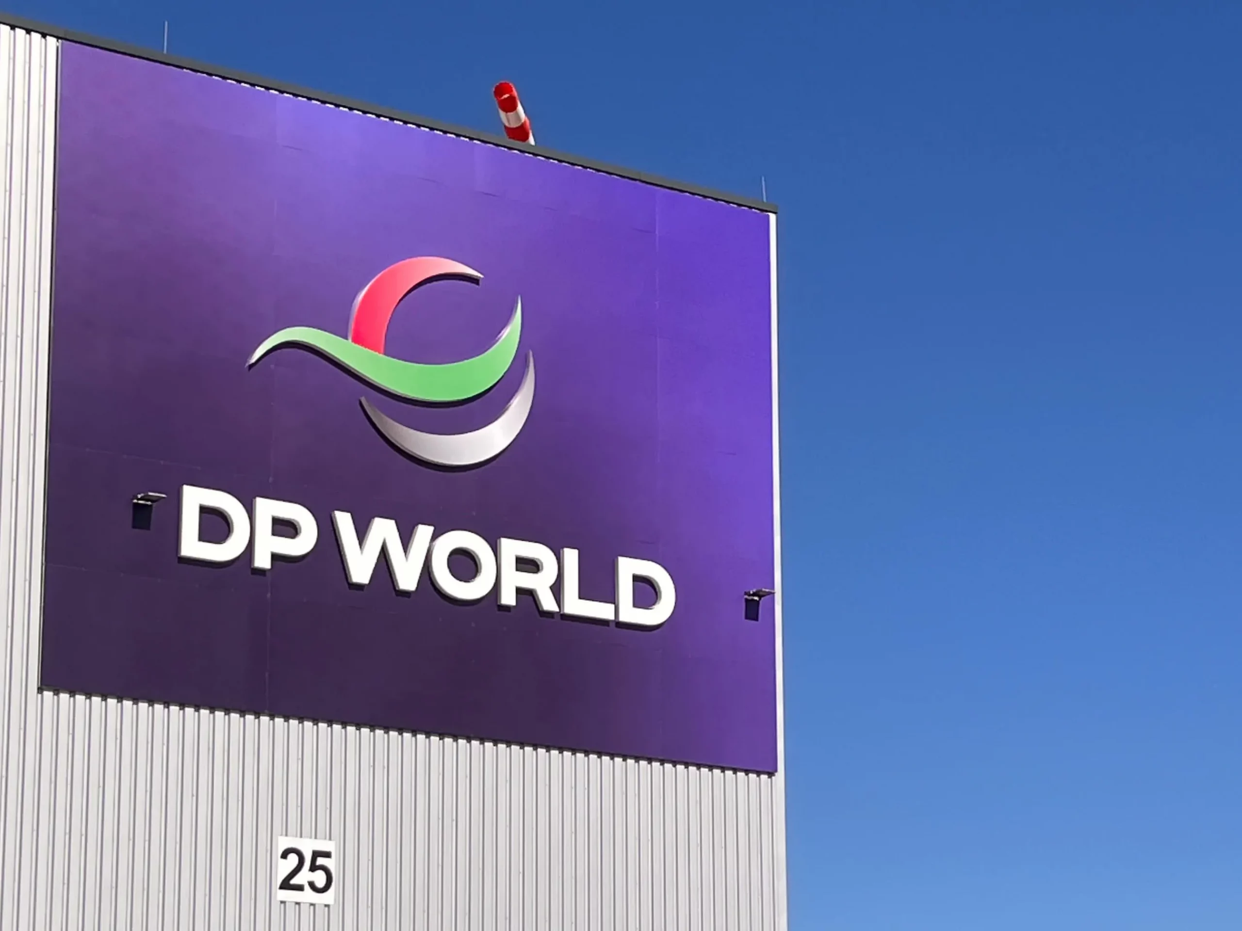 Werbeschilder DP World Rieste