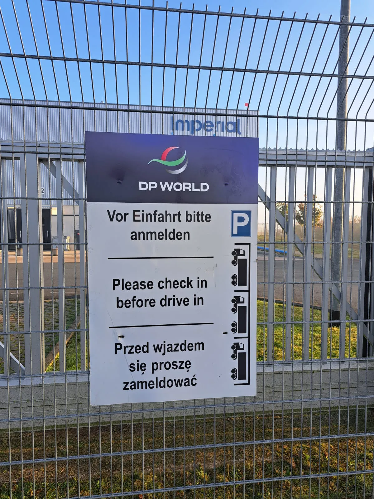 Werbeschilder DP World Rieste Anweisungen für LKWs