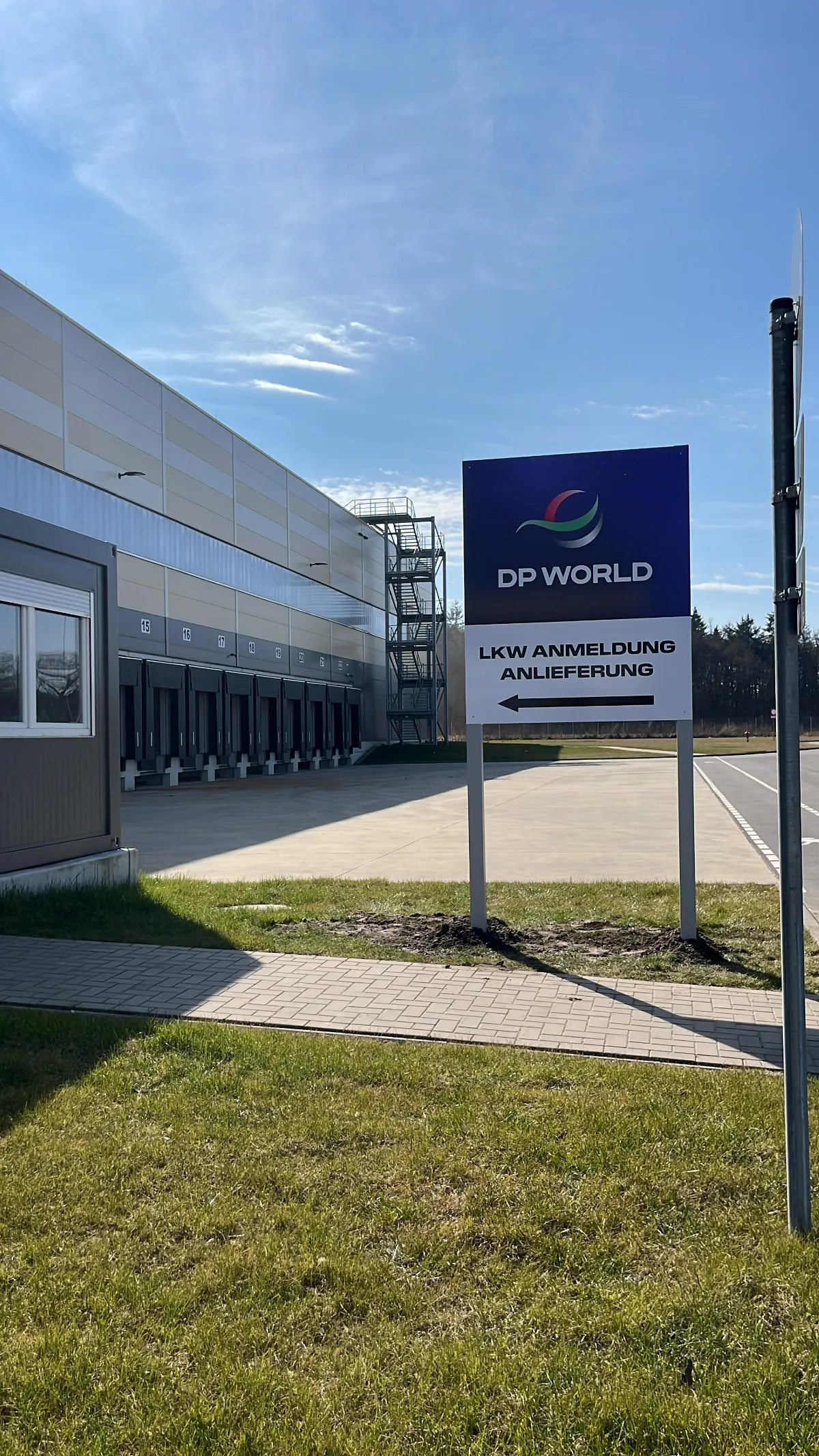 Werbeschilder DP World Rieste für LKW Anlieferung