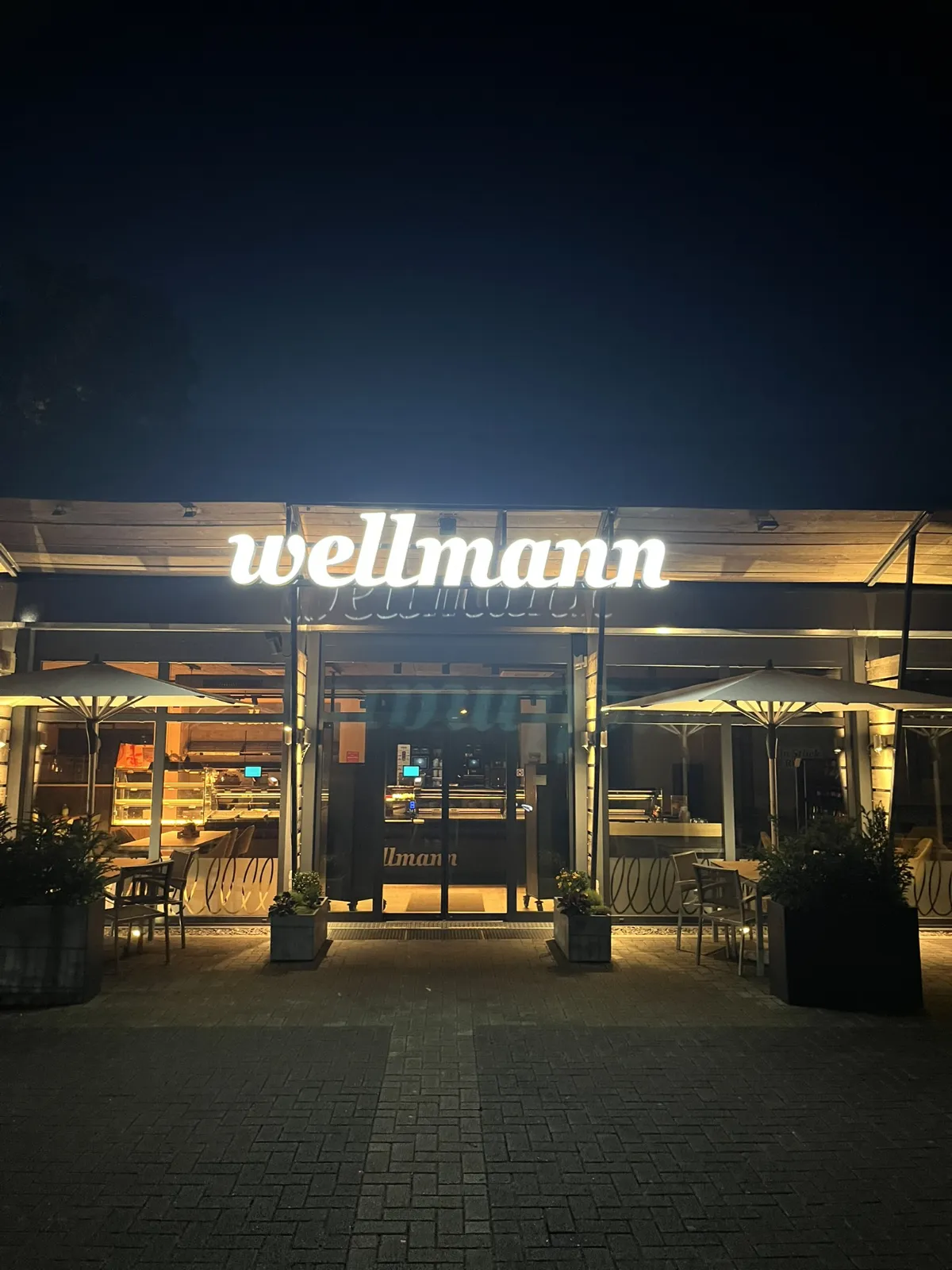 Lichtwerbung Wellmann Osnabrück bei nächtlicher Stimmung