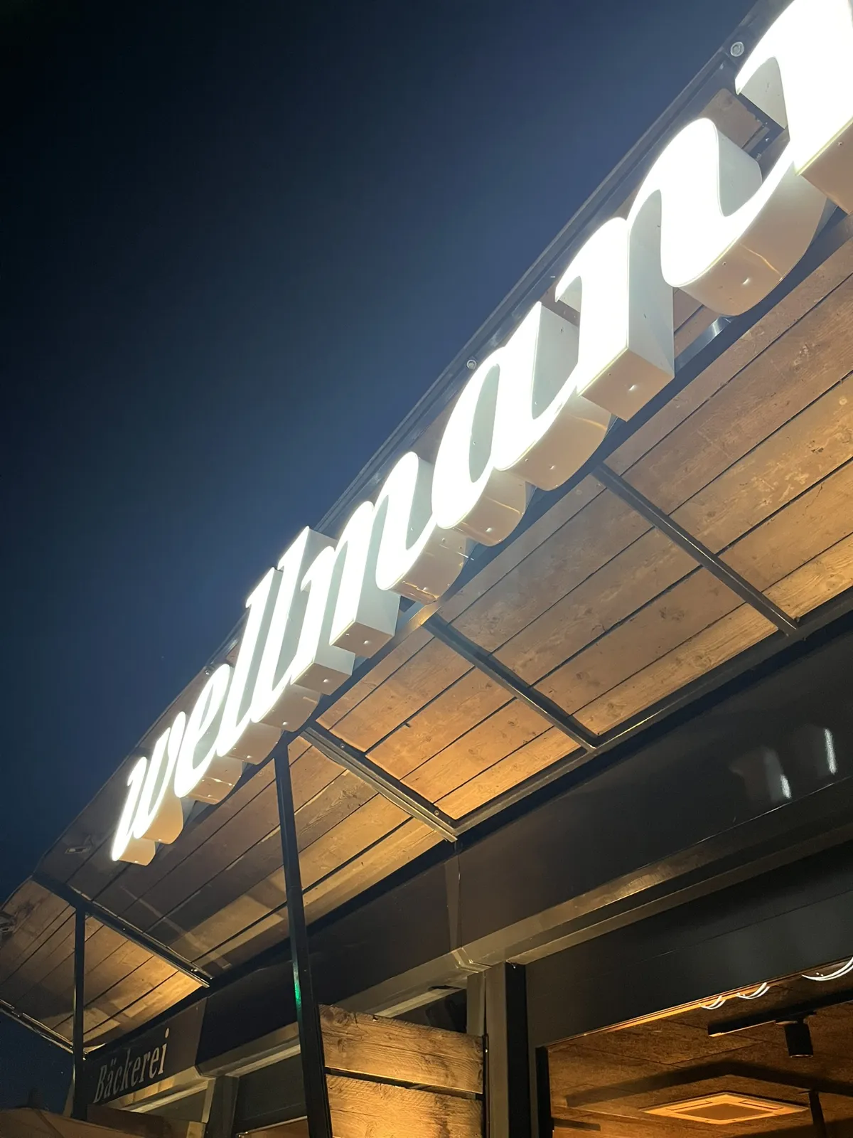 Lichtwerbung Wellmann Osnabrück - Schriftzug in groß bei Nacht