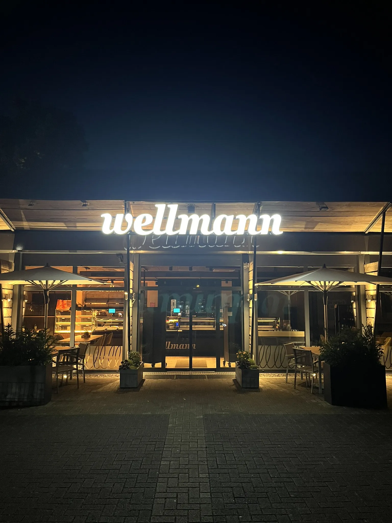 Lichtwerbung Wellmann Osnabrück bei Nacht