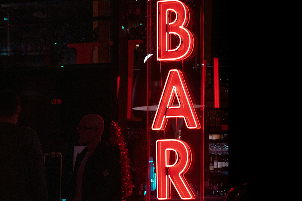 Lichtwerbung einer Bar