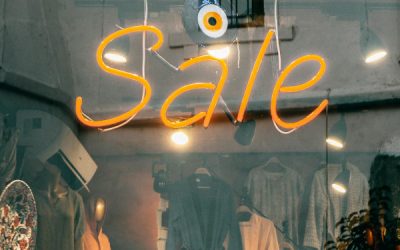 Schaufenster-Lichtwerbung im Einzelhandel: Wie Sie aus Passanten Käufer machen