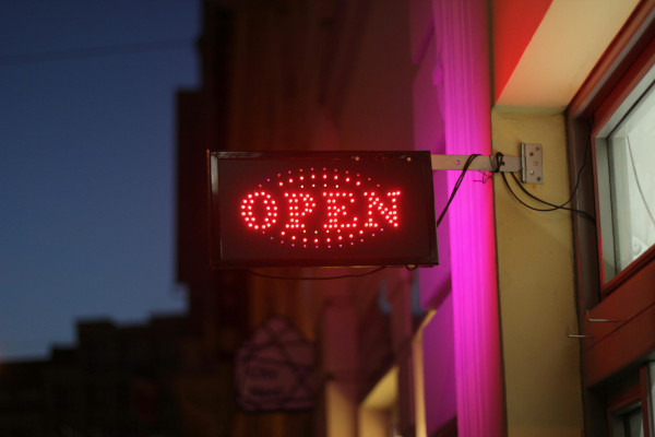 digitales Schild mit einer roten Aufschrift "Open".