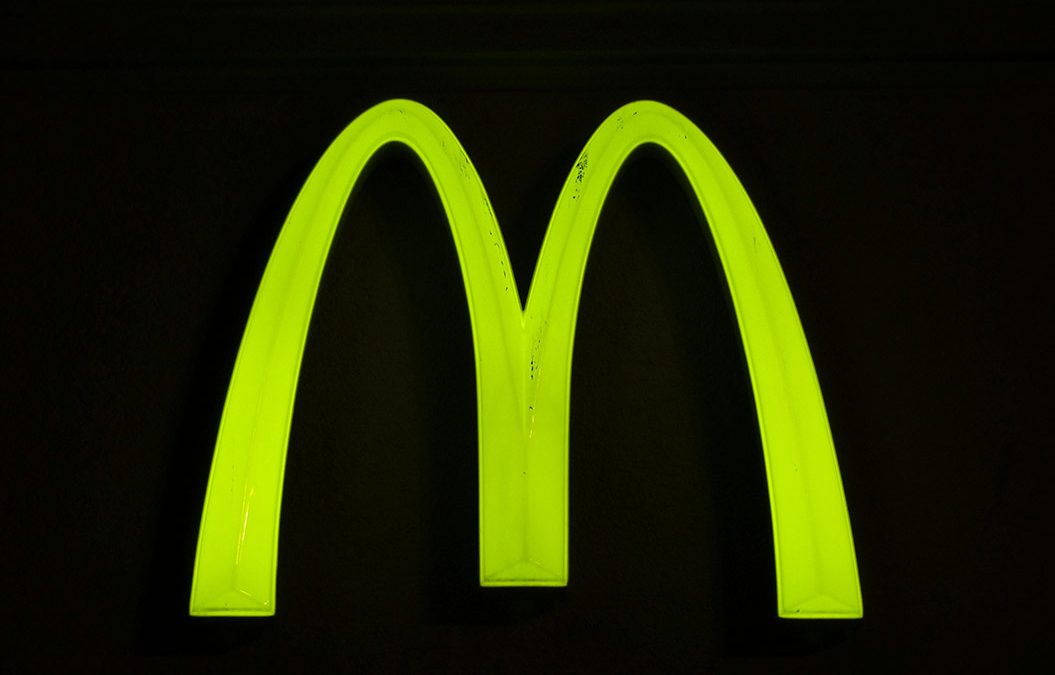 Leuchtreklame eines Franchise
