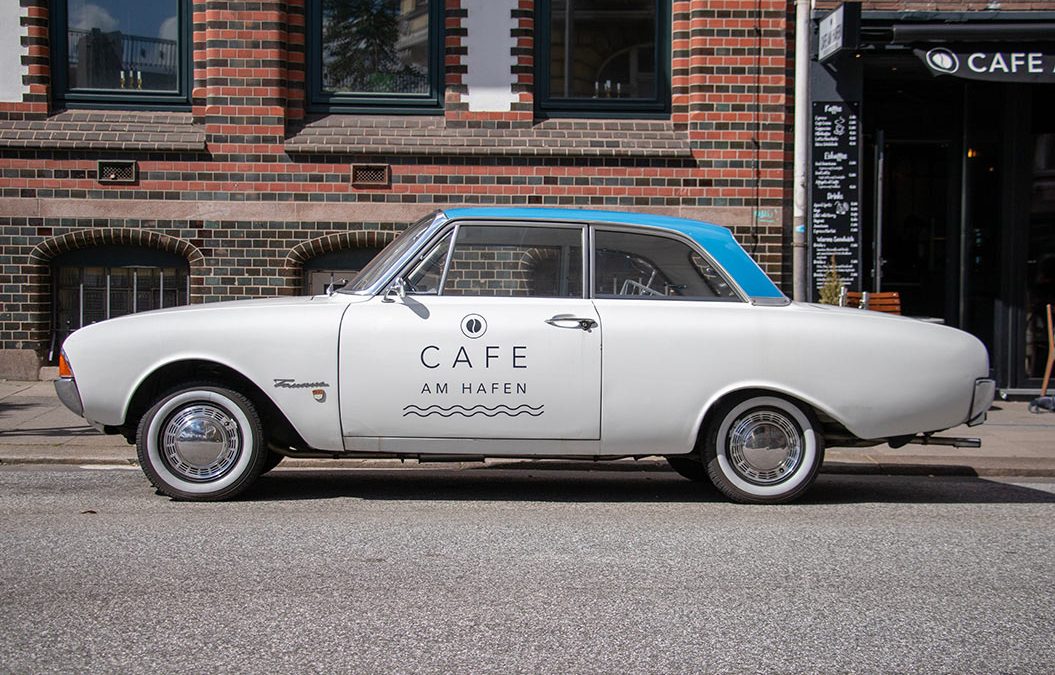 Oldtimer mit Fahrzeugbeschriftung