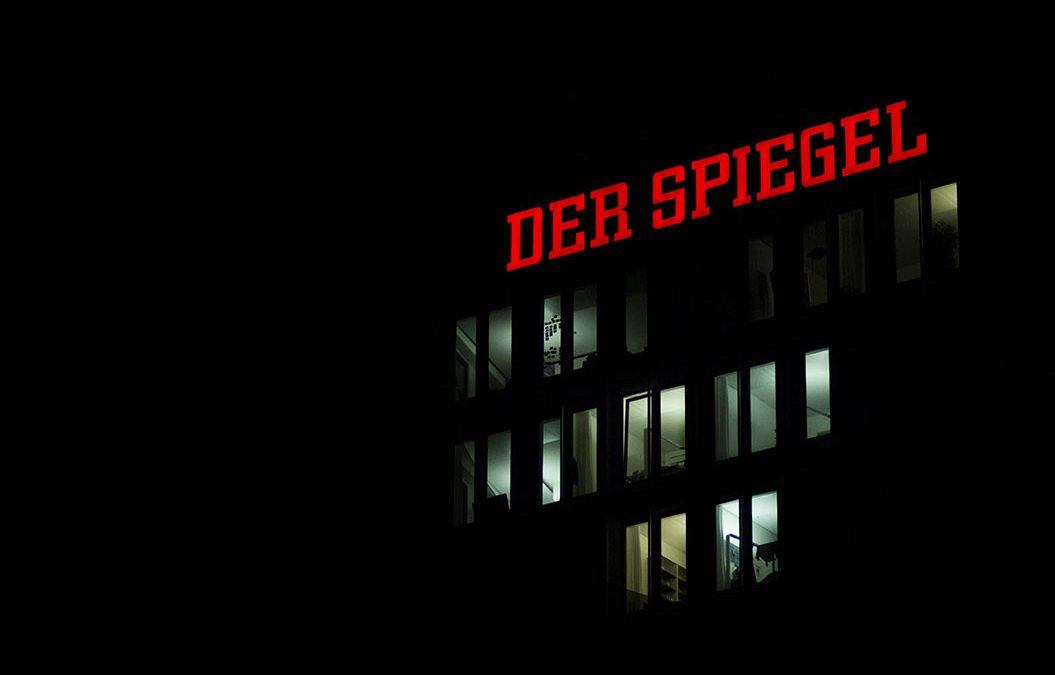 Fassade des Spiegel-Gebäudes mit Lichtwerbung bei Nacht